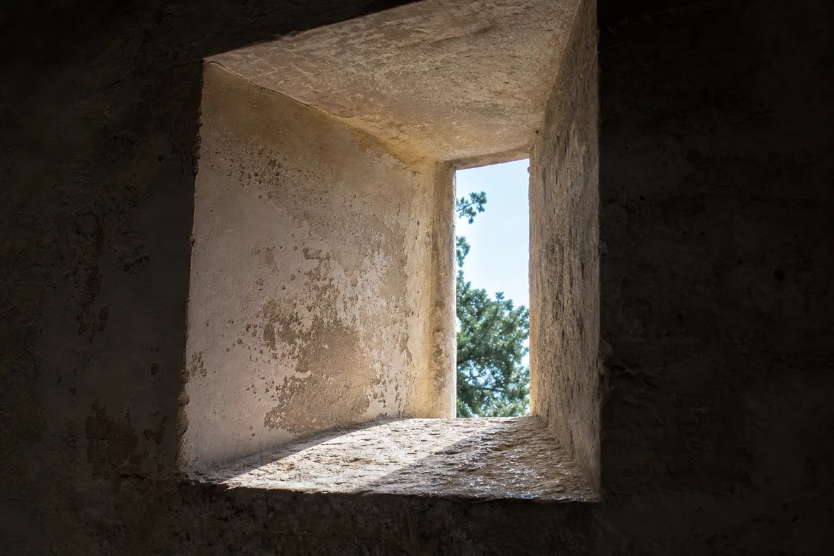 Embrasure profonde d&rsquo;une fenêtre creusée dans un mur de pierre très épais