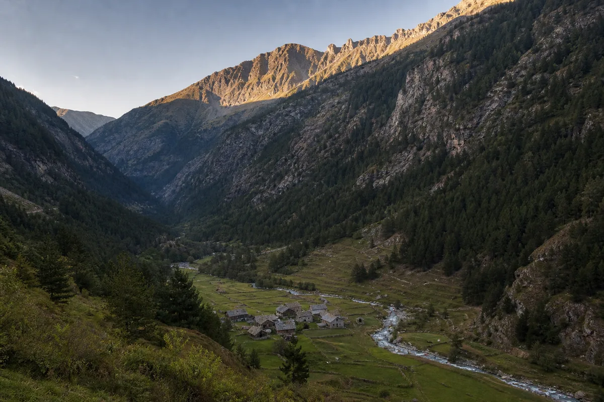 Hameau de montagne au fond d&rsquo;une vallée encaissée entourée de versants raides