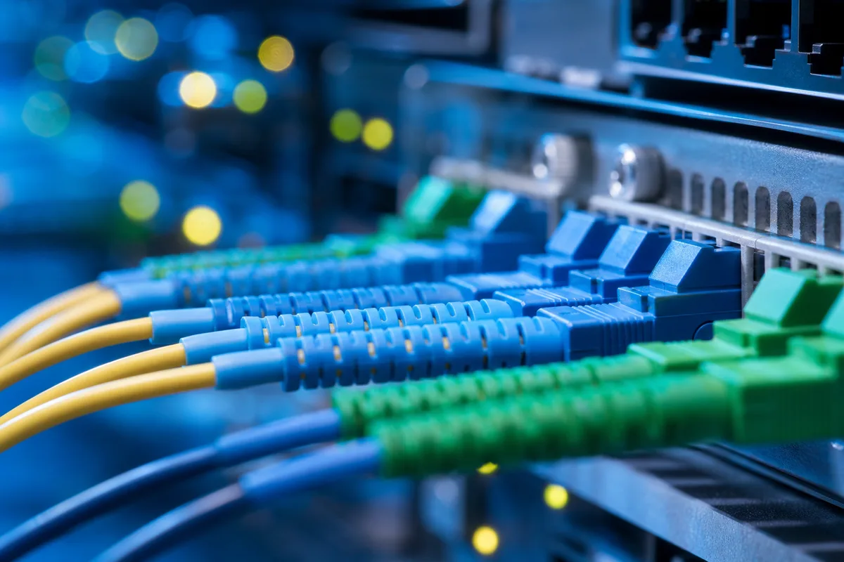 Câbles fibre optique colorés reliés à un panneau de brassage en gros plan