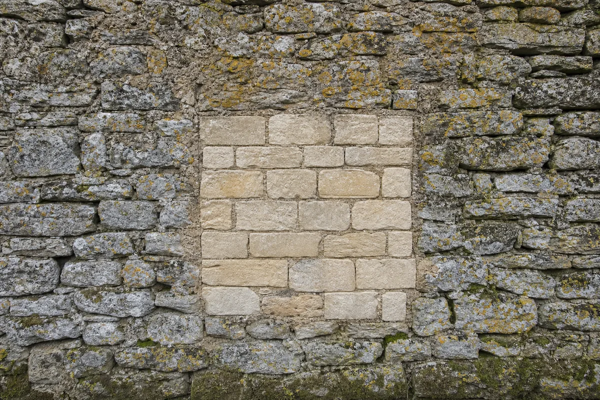 Falaise calcaire fendue par une longue faille verticale au bord d&rsquo;un plateau